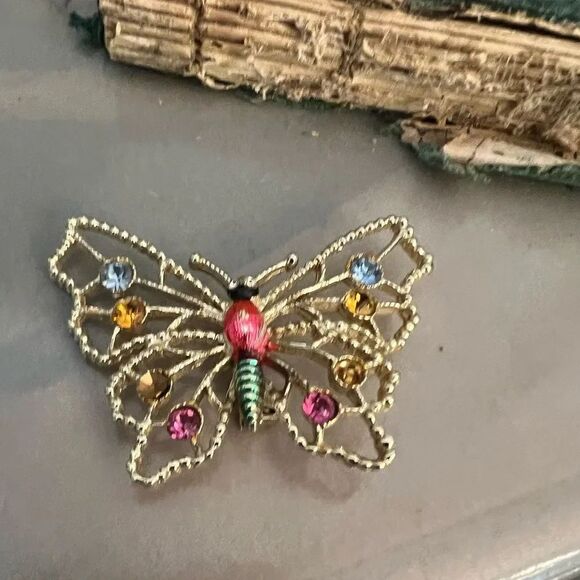 Jewelry - Vintage Gold Tone Butterfly Brooch Pin w rhinestones.gorgeous.